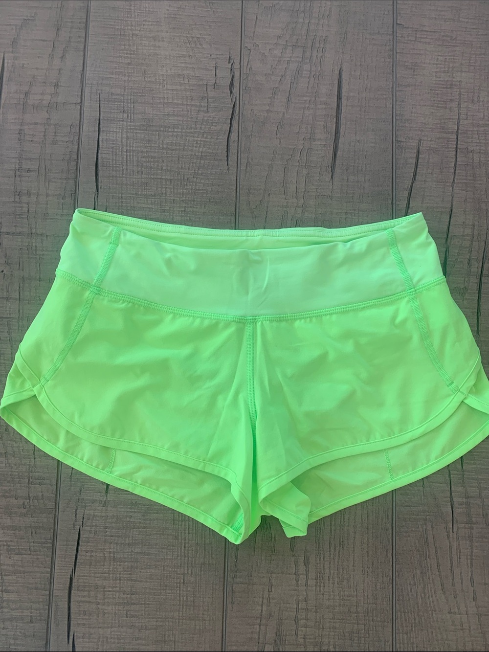 EXCELLENT CONDITION—-Lululemon Speed Shorts 2.5” inseam in XS/4